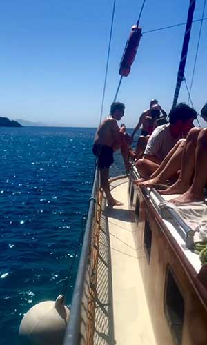 Discover Sifnos by boat cruise